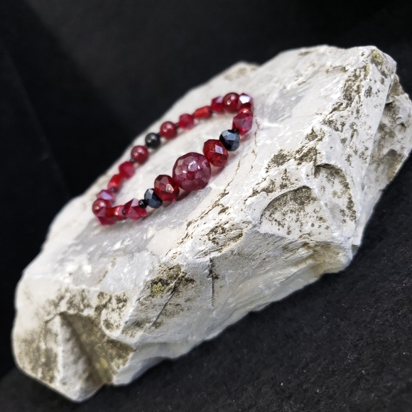 F18 Petite Wrist Blood Red Burgundy Glass Bracelet Aurora Borealis Handmade - Picture 7 of 12